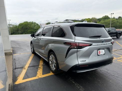 Used 2024 Toyota Sienna Platinum FWD image 7