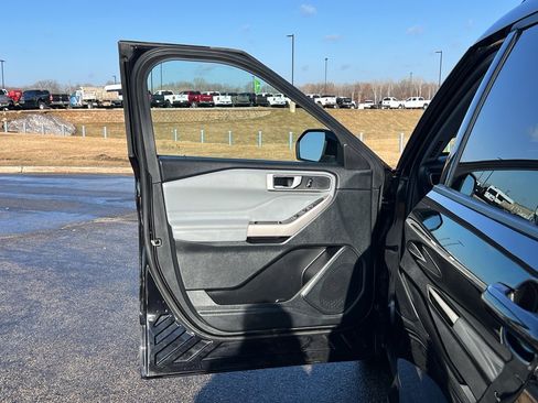 Used 2023 Ford Explorer XLT w/ Equipment Group 202A image 10