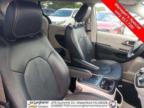 Used 2022 Chrysler Pacifica Touring-L FWD image 27