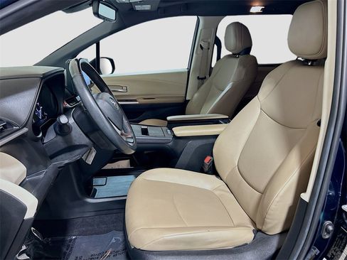 Used 2024 Toyota Sienna XLE image 18