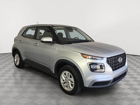 Used 2023 Hyundai Venue SE FWD image 2