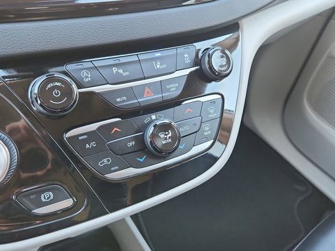 Used 2024 Chrysler Pacifica Touring-L image 26