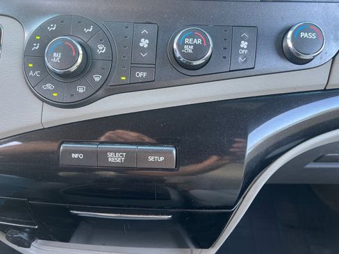 Used 2012 Toyota Sienna LE FWD image 29
