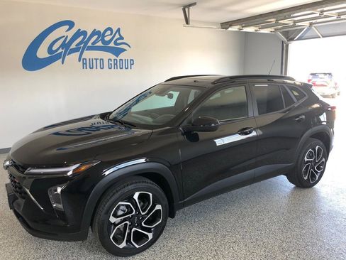 Used 2025 Chevrolet Trax RS w/ Sunroof Package FWD image 1