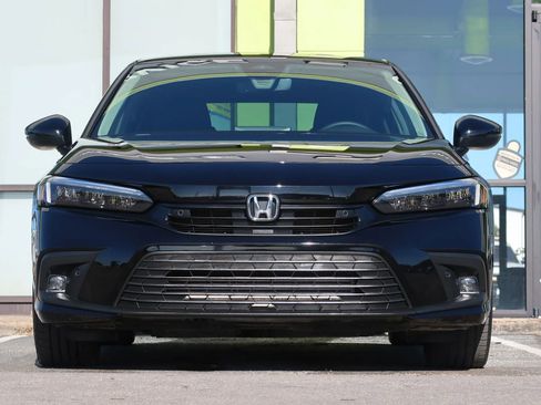 Used 2022 Honda Civic Touring image 3