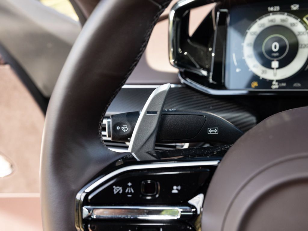 Used 2025 Aston Martin V8 Vantage Coupe RWD image 35