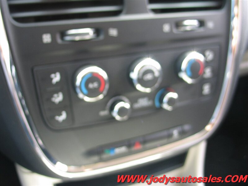 Used 2016 Dodge Grand Caravan SXT w/ Rear Park Assist Package FWD image 18