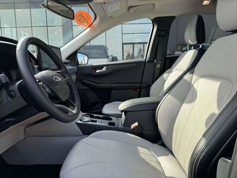 Used 2025 Ford Escape SE w/ PHEV Premium Package image 13