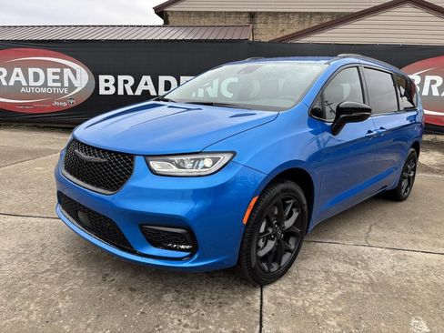 New 2026 Chrysler Pacifica Select image 3