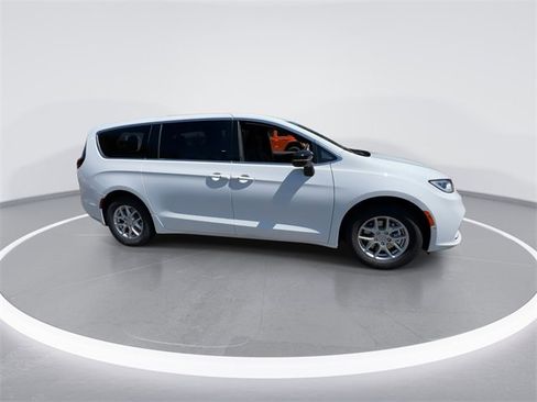 New 2026 Chrysler Pacifica Select image 9