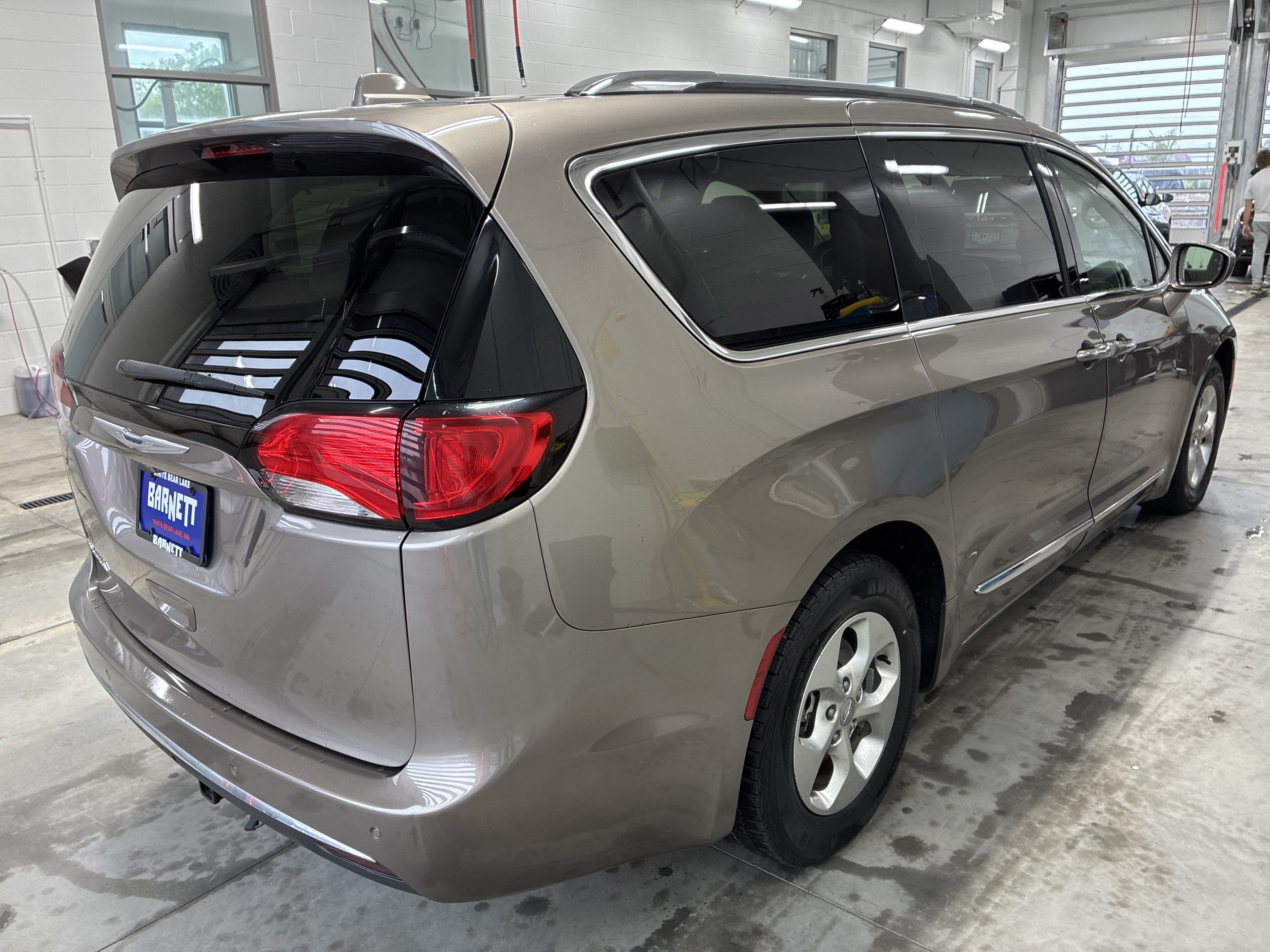 Used 2017 Chrysler Pacifica Touring-L Plus FWD image 4