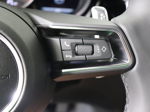 Used 2025 Porsche Macan image 34