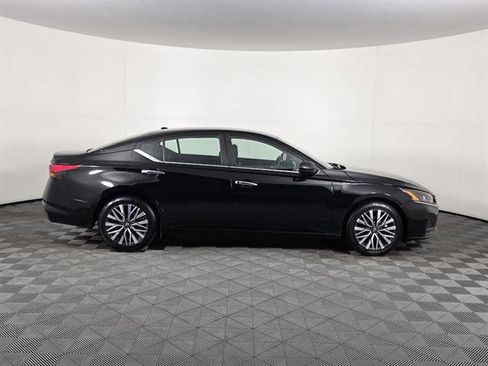 Used 2024 Nissan Altima 2.5 SV FWD image 2