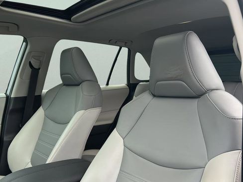 Used 2023 Toyota RAV4 XLE Premium image 15