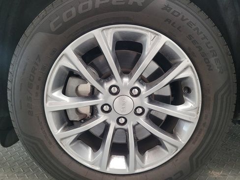 Used 2019 Jeep Cherokee Latitude Plus w/ Comfort/Convenience Group FWD image 31