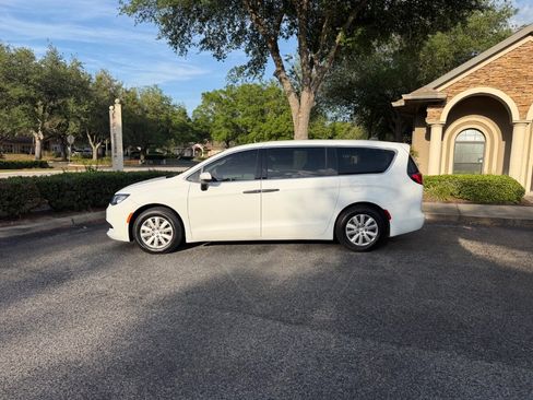 Used 2021 Chrysler Voyager L image 2