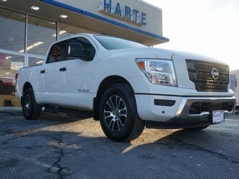 Used 2024 Nissan Titan SV w/ SV Convenience Package image 2