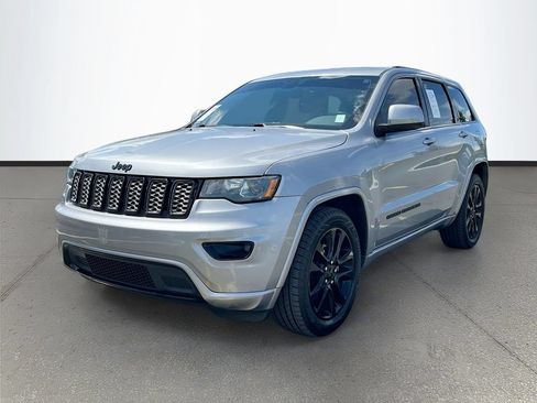 Used 2018 Jeep Grand Cherokee Altitude RWD image 3