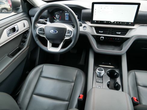 Used 2025 Ford Explorer Active w/ Active Comfort Package AWD/4WD image 9
