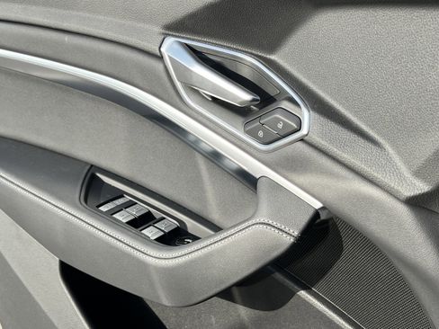 Used 2023 Audi e-tron Premium Plus w/ Premium Plus Package image 28