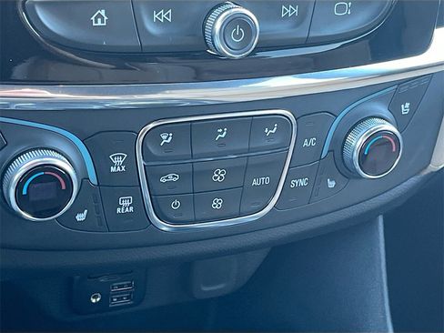 Used 2023 Chevrolet Traverse Premier image 16