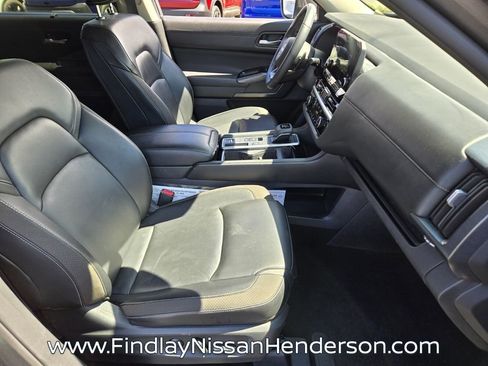 Used 2025 Nissan Pathfinder SL FWD image 17