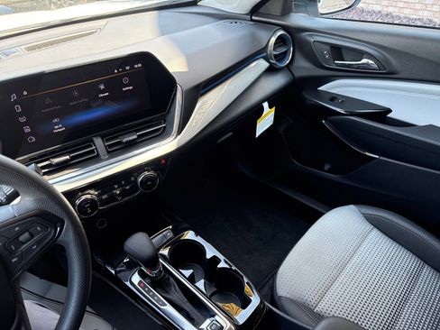 Used 2025 Chevrolet Trax LT FWD image 15