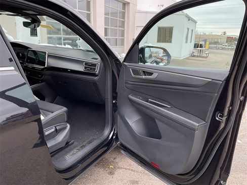 Used 2024 Volkswagen Atlas Cross Sport SE image 16