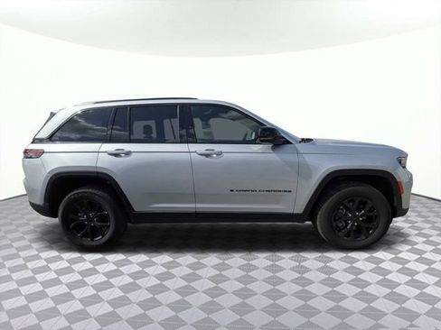 Used 2025 Jeep Grand Cherokee Altitude AWD/4WD image 2