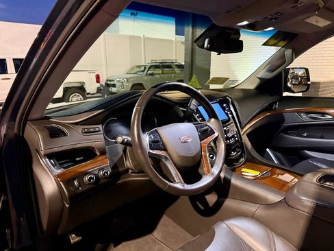 Used 2020 Cadillac Escalade Luxury image 16