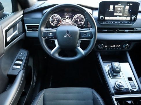 Used 2024 Mitsubishi Outlander SE Black Edition image 4