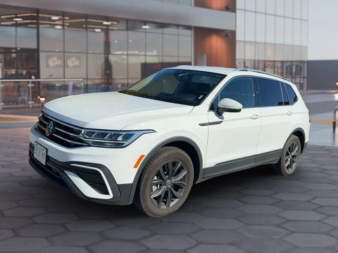 Used 2024 Volkswagen Tiguan SE FWD image 1