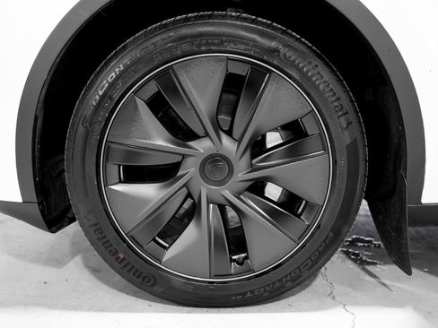 Used 2025 Tesla Model Y Long Range image 36