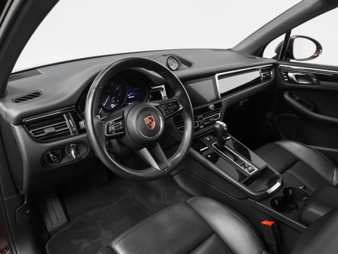 Certified 2024 Porsche Macan AWD/4WD image 4