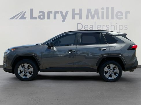 Used 2022 Toyota RAV4 LE AWD/4WD image 2