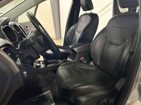 Used 2019 Jeep Cherokee Limited w/ Luxury Group image 11