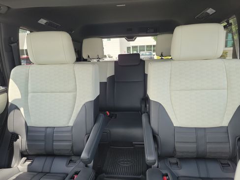 Used 2025 Toyota Sequoia Capstone AWD/4WD image 21