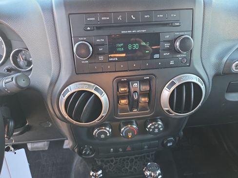 Certified 2017 Jeep Wrangler Unlimited Sahara w/ Connectivity Group AWD/4WD image 26