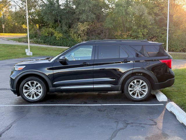 Used 2022 Ford Explorer XLT w/ Equipment Group 202A AWD/4WD image 4