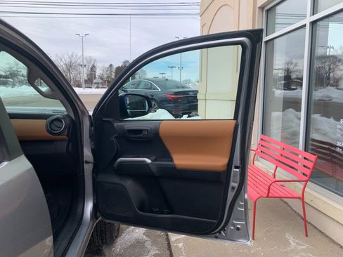 Used 2017 Toyota Tacoma SR5 w/ Tow Package RWD image 32