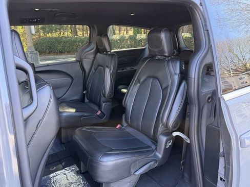 Used 2025 Chrysler Pacifica Select image 30