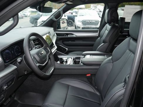 Used 2025 Jeep Wagoneer Series II image 2