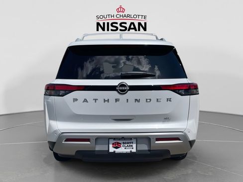 Used 2025 Nissan Pathfinder SL FWD image 5