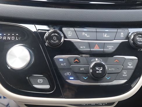Used 2023 Chrysler Pacifica Touring-L FWD image 23