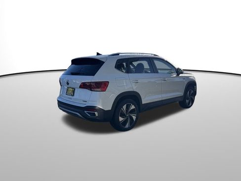 Used 2024 Volkswagen Taos SE image 3