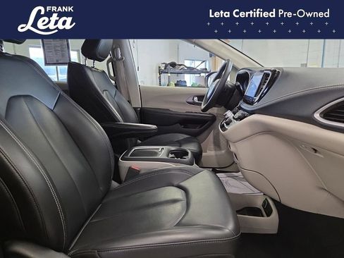 Used 2023 Chrysler Pacifica Touring-L FWD image 19
