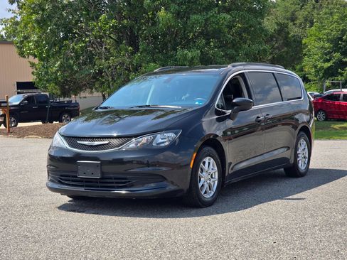 Used 2020 Chrysler Voyager Lxi FWD image 2