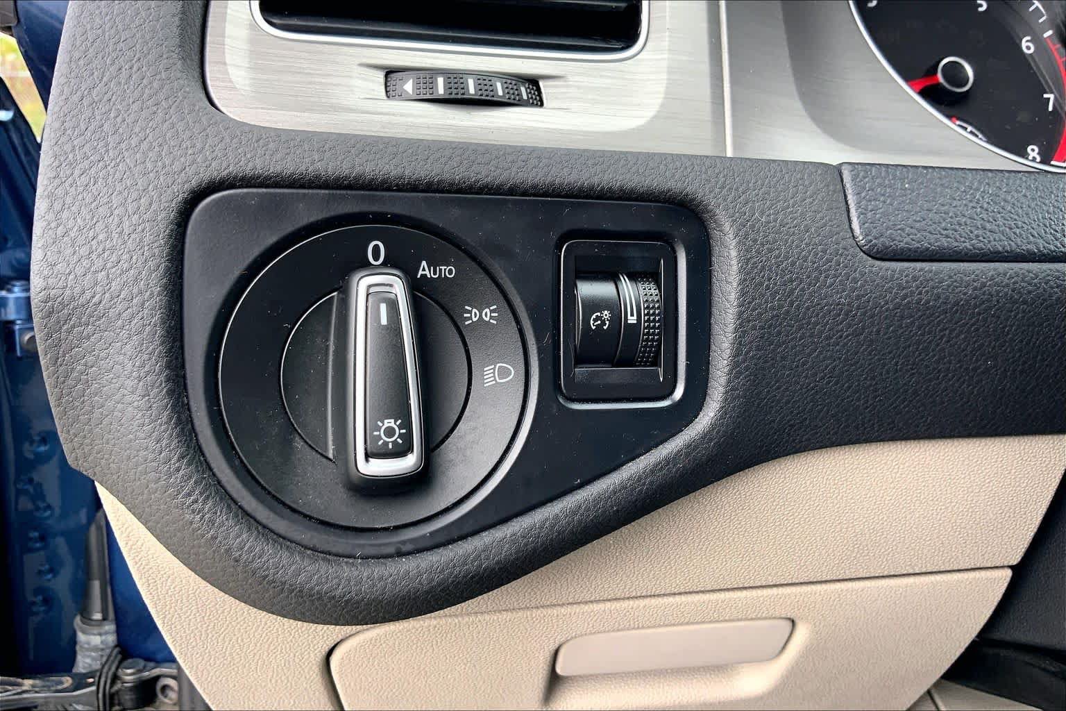 Used 2017 Volkswagen Golf Wolfsburg Edition FWD image 33