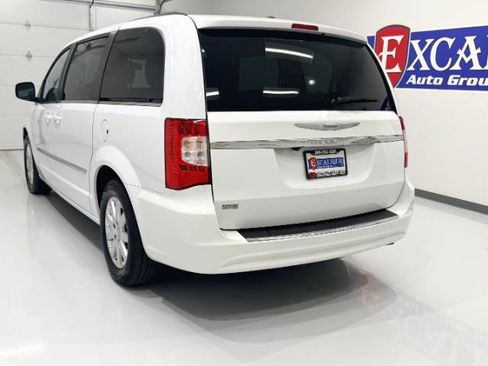Used 2016 Chrysler Town & Country Touring FWD image 9