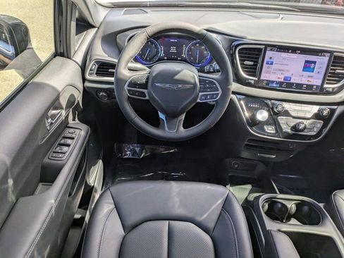 New 2026 Chrysler Voyager LX image 18